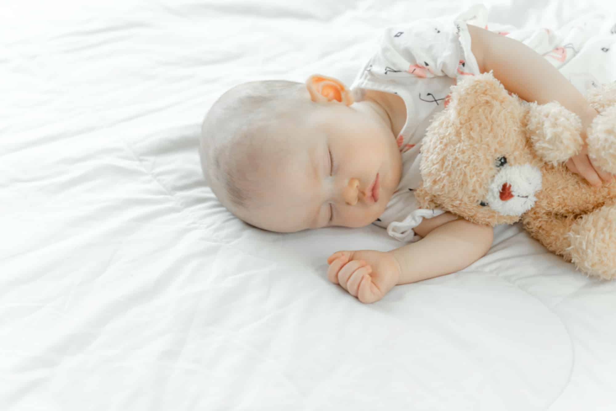 Kan worden genegeerd kook een maaltijd Fietstaxi Wanneer slaapt baby met knuffel in bed? | Slaaptipsvoorbabys